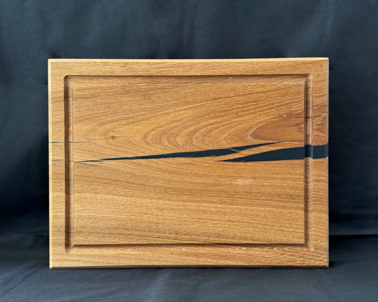 BLACKLINE – markantes Eiche-Schneidebrett mit schwarzer Epoxidader | 40 × 30 × 4 cm