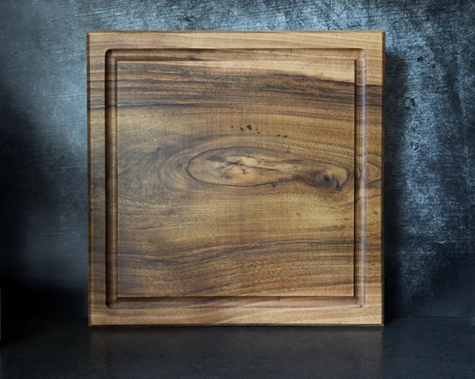 WALNUT SQUARE – massives Nussbaum-Schneidebrett mit lebendiger Maserung | 40 × 40 × 5 cm
