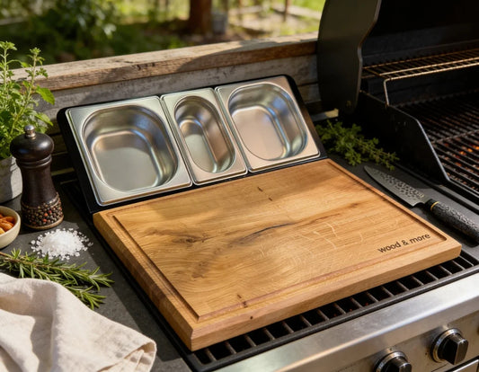 Schneidebrett mit Auffangschale aus Eiche, massive Arbeitsstation für Küche und Grill mit Edelstahl-Konsole und GN-Behältern für sauberes Arbeiten