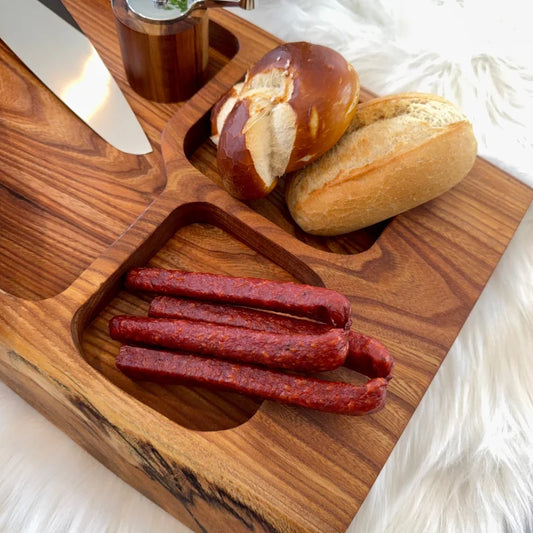 Holzbrett für Tapas und Snacks mit Brezeln und Würstchen auf UNIKAT Snack Pit