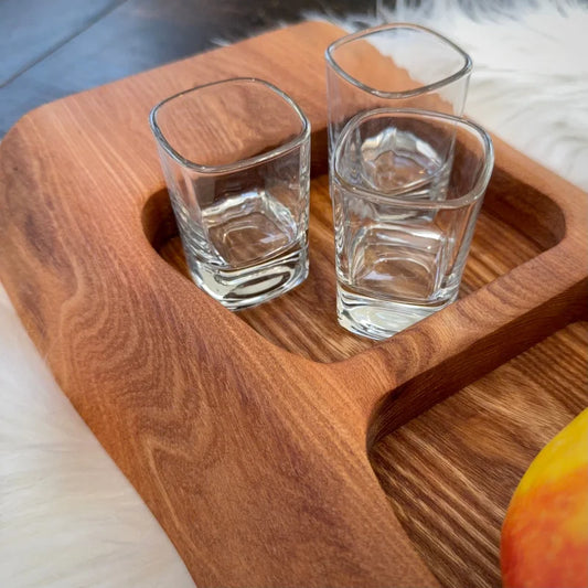 Holz Snackboard mit Glastummlern ideal für Käse und Snacks – UNIKAT Servierbrett
