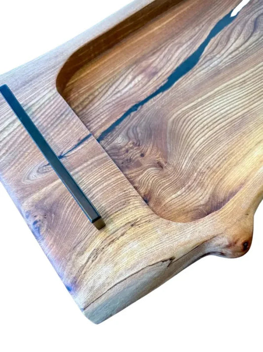 Holz Servierbrett 70 x 30 mit dunkler Epoxy-Inlay, perfekt für BBQ und Küche