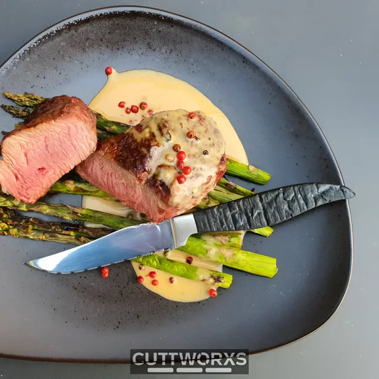 Medium-rare Steak mit Spargel und cremiger Soße im Wahl Steaxs Evolution Set
