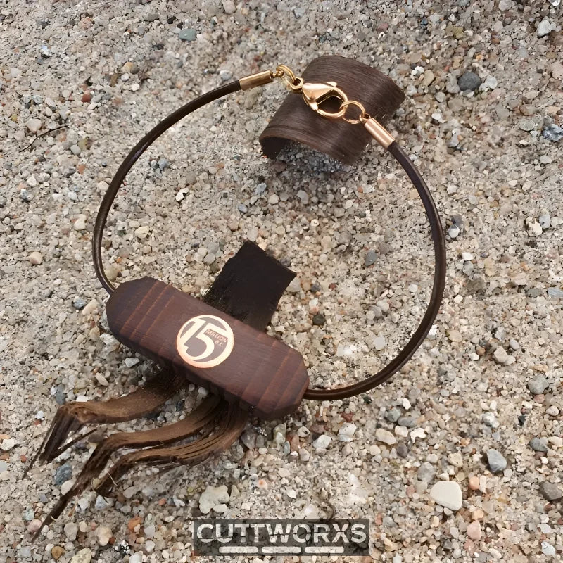 Braunes Lederarmband mit Nummer 5 Emblem und Quasten für Handgelenk