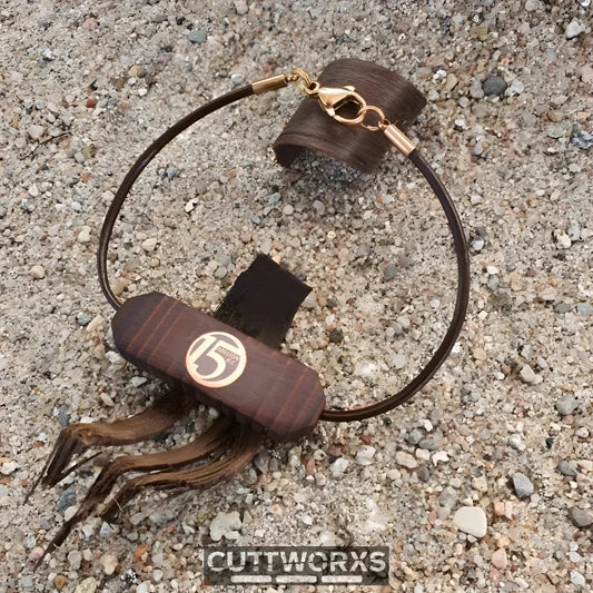 Braunes Lederarmband mit Nummer 5 Emblem und Quasten für Handgelenk