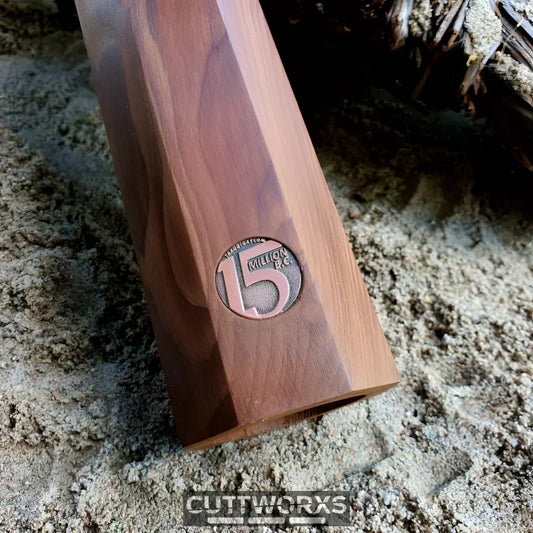 Holzgriff einer 15mbc Salz Pfeffer Mühle mit eingraviertem 15 Logo