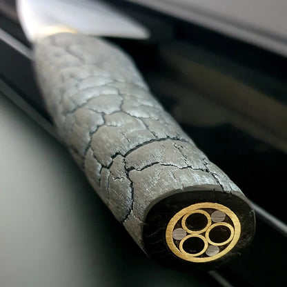 Rissiger grauer Kabel mit goldener Rundstecker und drei Löchern für Stealth x24