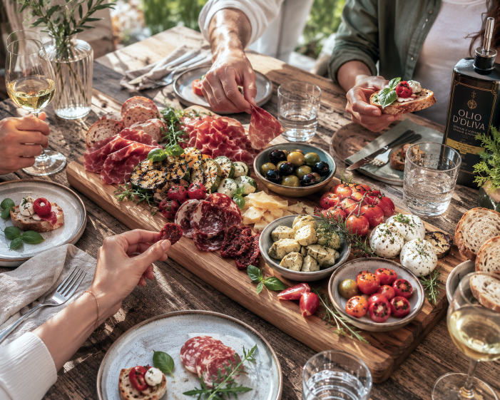 Food Sharing auf dem Holzbrett – warum gemeinsame Platten so gut funktionieren