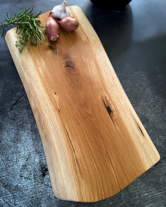 Eiche Servierbrett Naturform 60x27cm mit warmer Holzfarbe und Astzeichnung