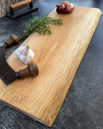 Schmales Servierbrett aus Eiche mit Naturform für Käse Baguette und Tapas