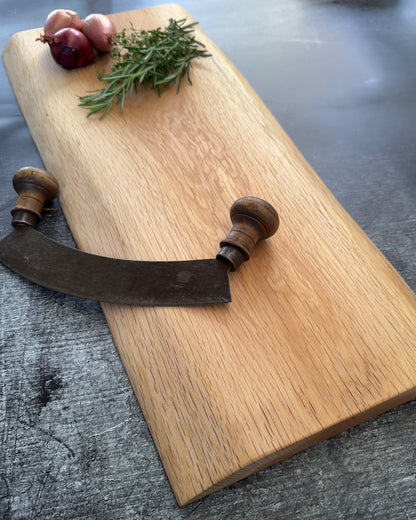 Naturform Brett aus Eiche als langes Antipasti und Servierbrett