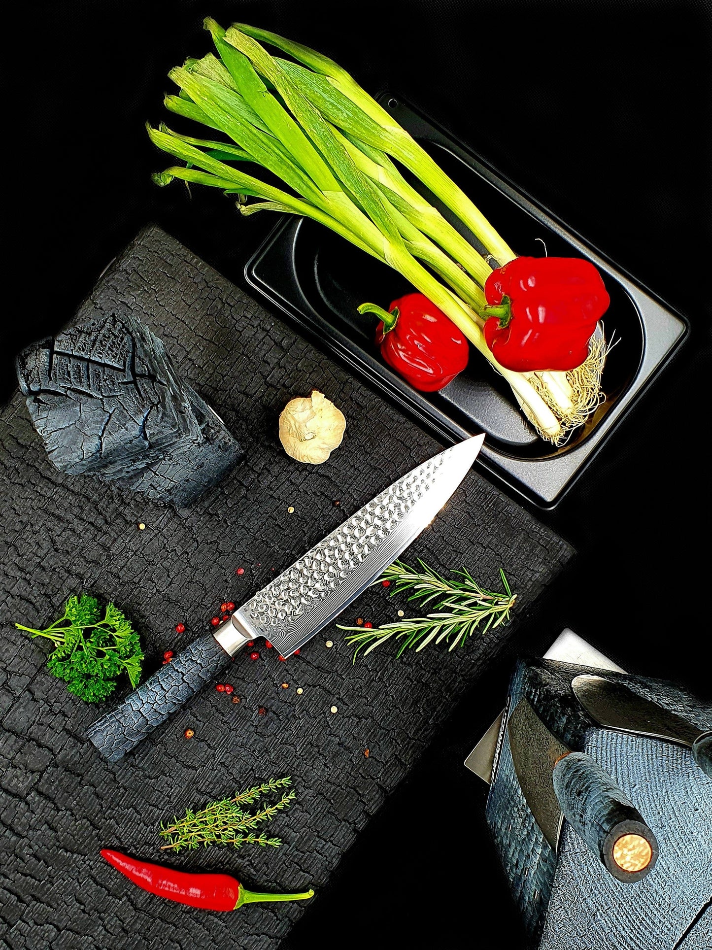 Damast Chefmesser mit gehämmerter Klinge schneidet Fleisch auf Walnussholzbrett – ergonomischer FlameWOOD Griff sichtbar