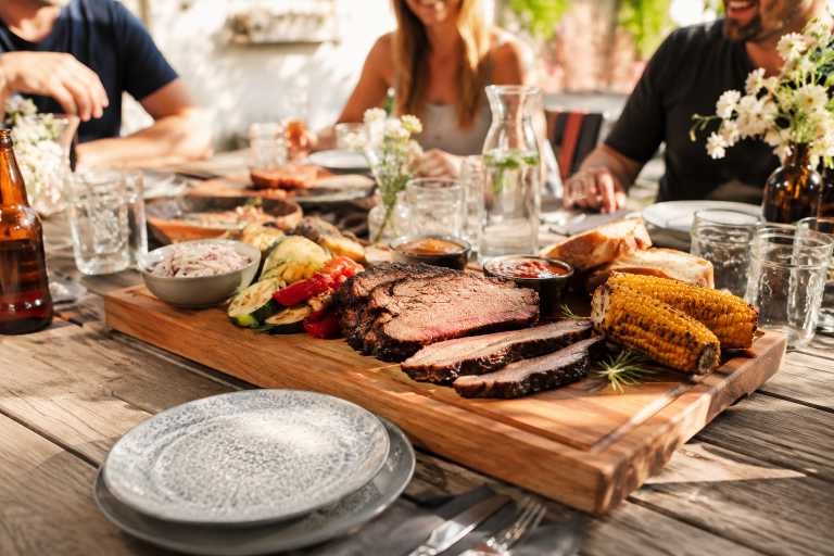 Wie viele Gäste passen auf ein BBQ Brett?
