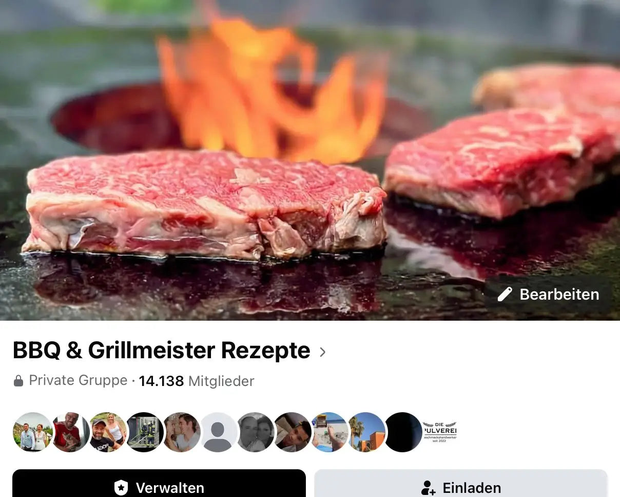 Rohe Steaks auf dem Grill mit Flammen für Grillmeister und Grillfans von Was wir lieben.