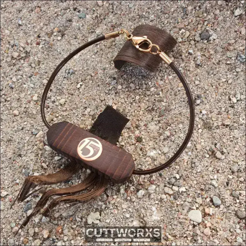 Braunes Lederarmband mit charmantem Anhänger und dekorativen Quasten aus der Cuttworxs Damastmesser Kollektion.