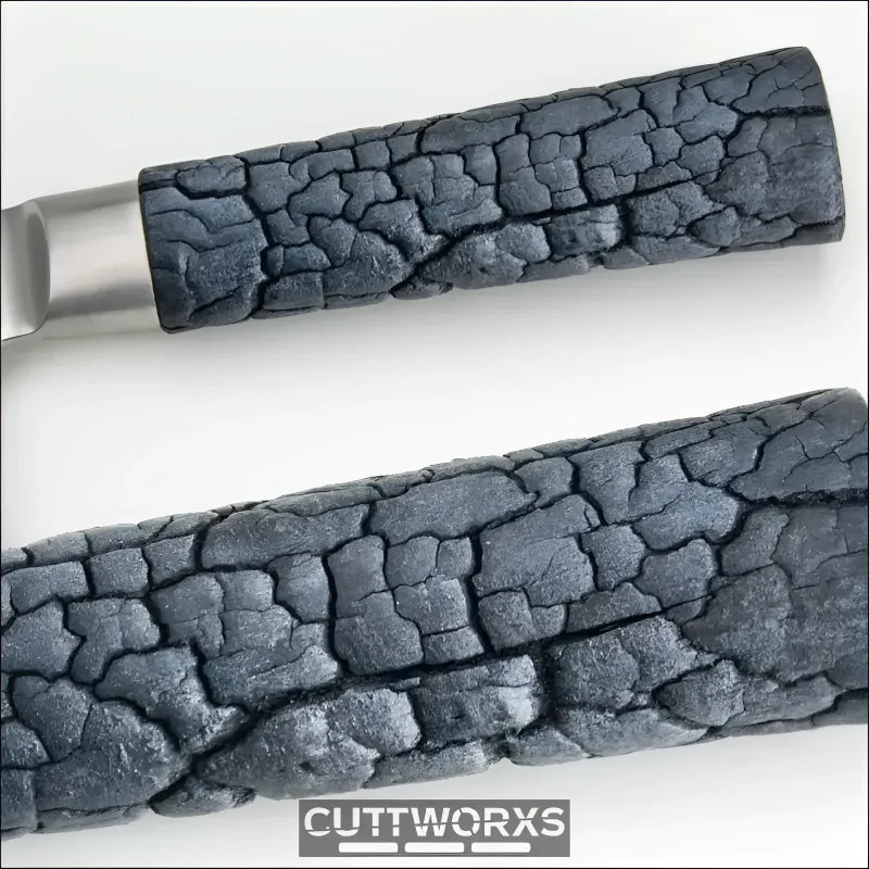 Santokumesser mit dunklem FlameWOOD Griff – ergonomisch geformt, kunstharzversiegelt, markantes Griffdesign