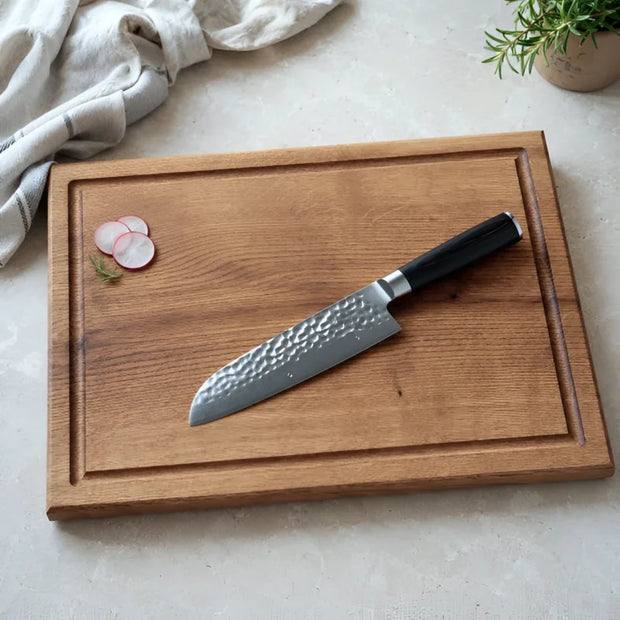Chefbrett aus massiver Eiche mit Saftrille und Damastmesser mit Rosenholzgriff – hochwertiges Brett-Messer-Set für Küche und BBQ