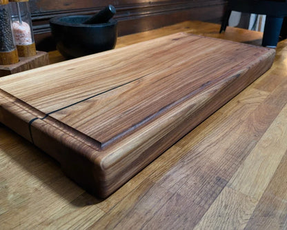 Chefbrett Eclipse – Ulme | mit Griffmulden | Epoxy-Akzent | 75×35×6 cm | EINZELSTÜCK
