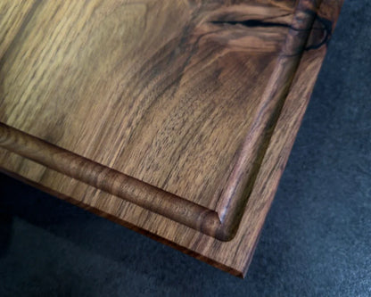 Saftrille im Detail – Nussbaum Schneidebrett 40x30x5 cm CHEFBRETT S Premium