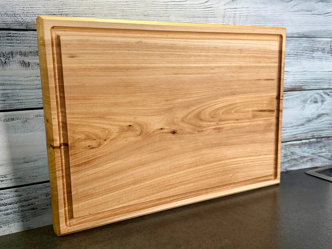 Massives Holz Schneidebrett mit Saftrille, ideal als BBQ Schneidebrett für Grillfreunde