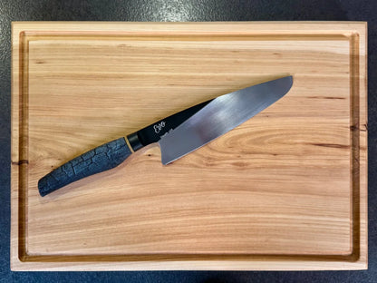 Chefsmesser mit strukturiertem Griff auf Das CHEFBRETT Holz Schneidebrett