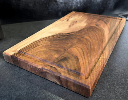 Massives Nussbaum Schneidebrett 50x30x4 cm – CHEFBRETT M mit Kante und Saftrille