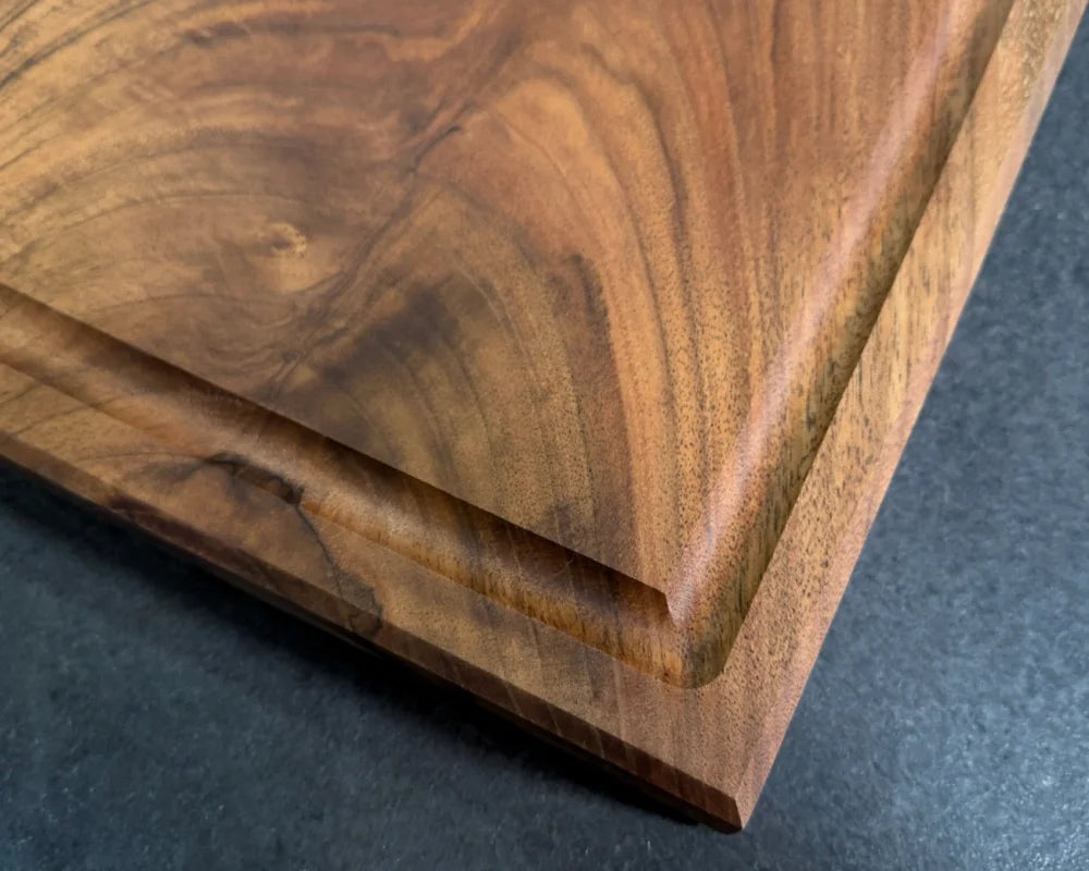Eckdetail mit Saftrille – Nussbaum Schneidebrett 50x30x4 cm CHEFBRETT M