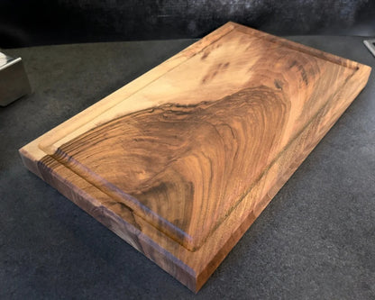 Nussbaum Schneidebrett 50x30x4 cm mit umlaufender Saftrille – CHEFBRETT M schräge Ansicht