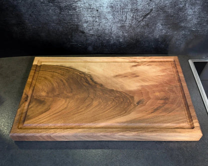 Nussbaum Schneidebrett 50x30x4 cm mit Saftrille – CHEFBRETT M Draufsicht auf Arbeitsfläche