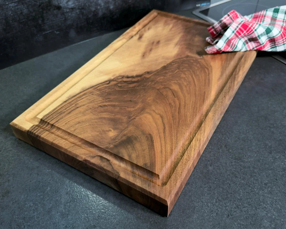 Nussbaum Schneidebrett 50x30x4 cm mit Saftrille – CHEFBRETT M schräge Gesamtansicht
