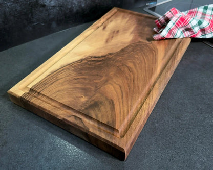 Nussbaum Schneidebrett 50x30x4 cm mit Saftrille – CHEFBRETT M schräge Gesamtansicht