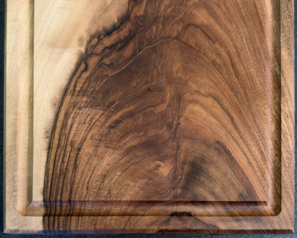 Nussbaum Vollholz Schneidebrett 50x30x4 cm – Maserung und Saftrille im Detail