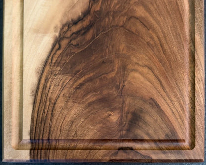 Nussbaum Vollholz Schneidebrett 50x30x4 cm – Maserung und Saftrille im Detail