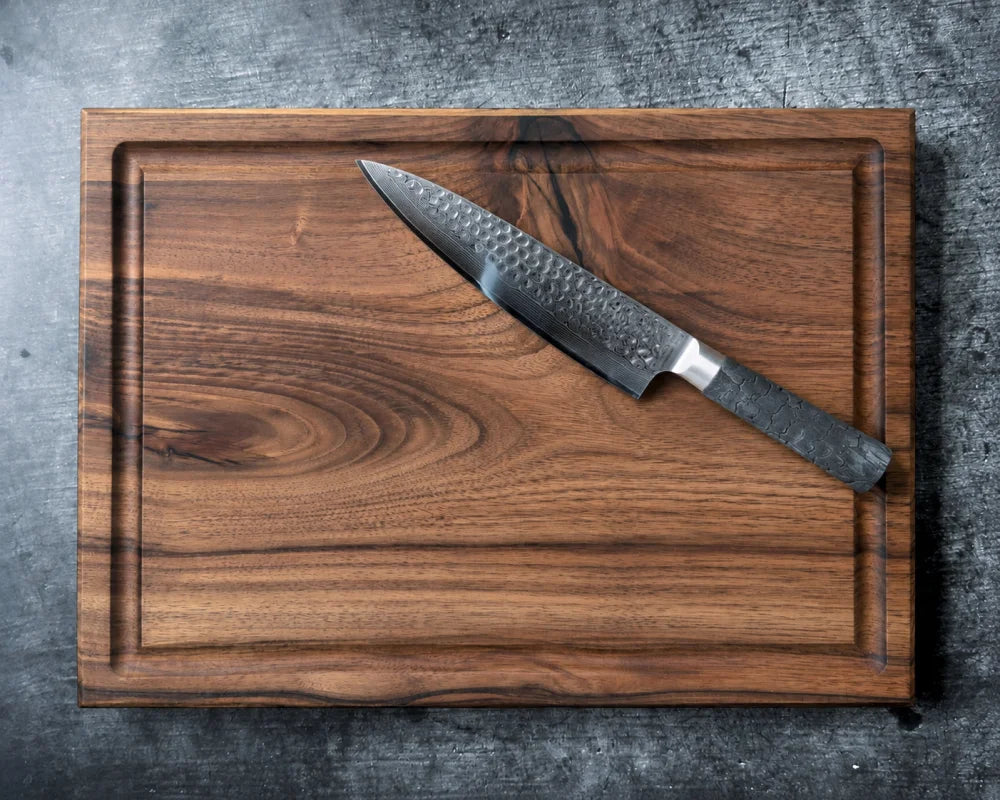 Damast-Chefmesser mit 21 cm Klinge auf massivem Nussbaum-Schneidebrett im Set