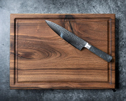 Damast-Chefmesser mit 21 cm Klinge auf massivem Nussbaum-Schneidebrett im Set
