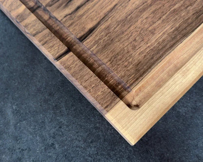 Saftrille im Detail – Nussbaum Schneidebrett 60x40x4 cm massiv
