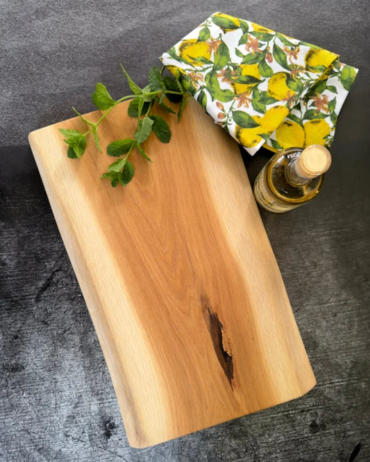 Kompaktes Eiche Antipasti Brett aus massivem Vollholz mit Naturform