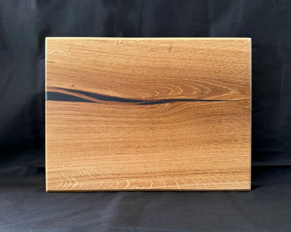 BLACKLINE – markantes Eiche-Schneidebrett mit schwarzer Epoxidader | 40 × 30 × 4 cm