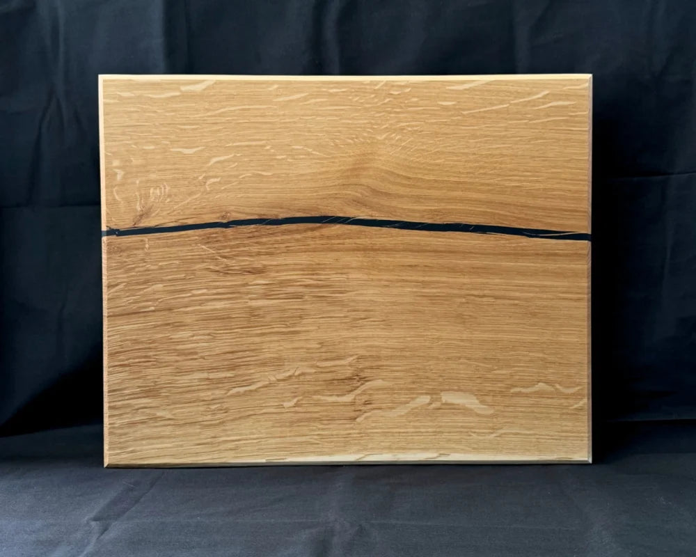 BLACKLINE XL – massives Eiche-Schneidebrett mit schwarzer Epoxidader | 50 × 40 × 5 cm