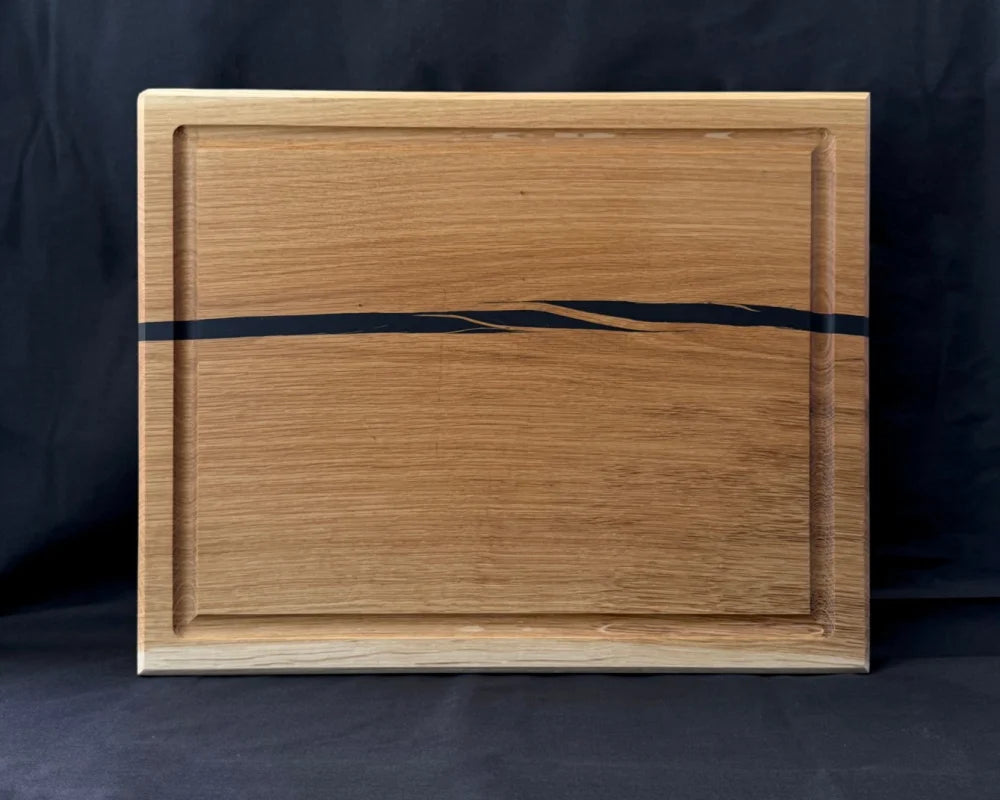 BLACKLINE XL – massives Eiche-Schneidebrett mit schwarzer Epoxidader | 50 × 40 × 5 cm