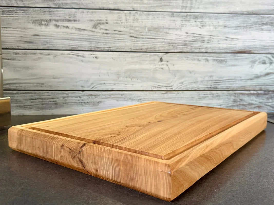 Holz Schneidebrett mit Saftrille für BBQ und Grill, 46 x 32 x 4 cm