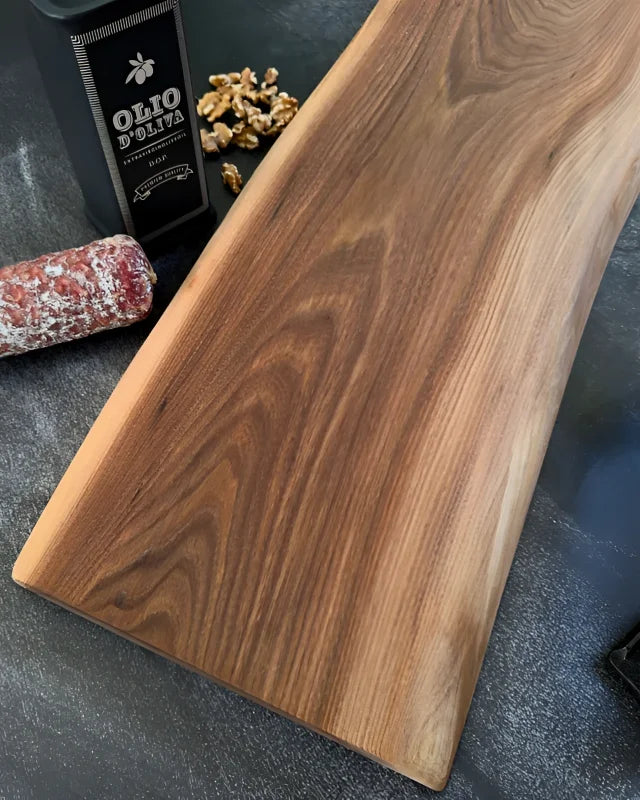 Handgefertigtes Servierbrett aus Eiche massiv mit warmer Farbgebung und ruhigem Holzbild