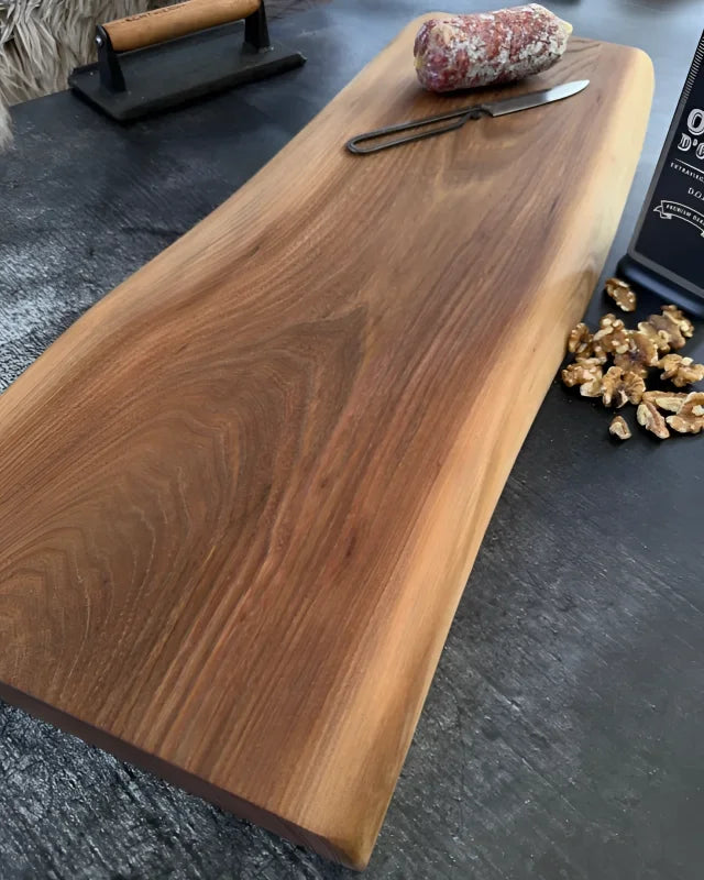 Massives Eiche Brett im langen Tafel-Format mit fein geschliffener Oberfläche und natürlicher Maserung