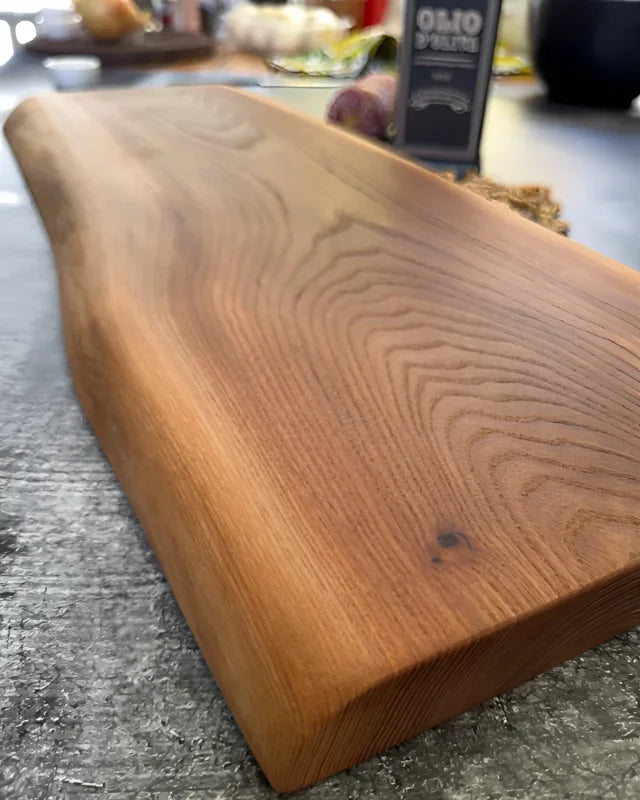 Großes Eiche Tafelbrett aus massivem Holz mit natürlicher Zeichnung und charaktervoller Oberfläche