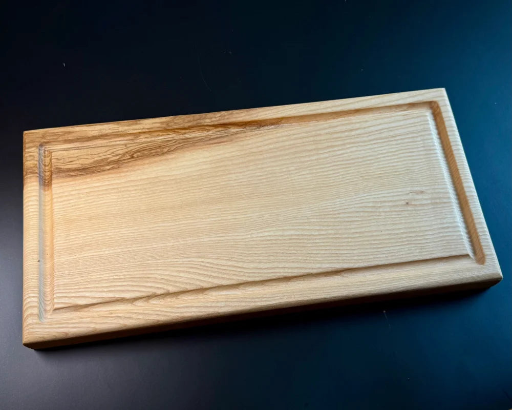 Rechteckiges Esche Massivholz Brett mit Saftrille und erhöhter Kante, 40 x 19,5 x 3 cm