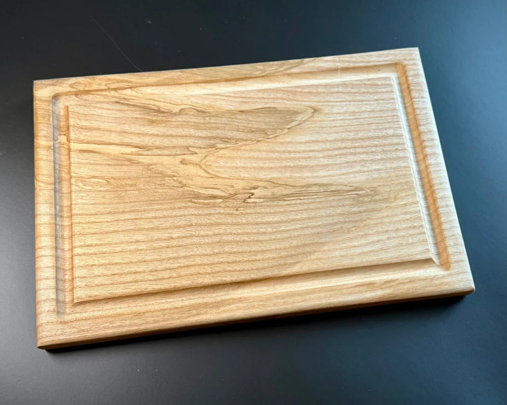 Holzschneidebrett mit Rillen und Erhöhung, ideal als Servierbrett aus Esche