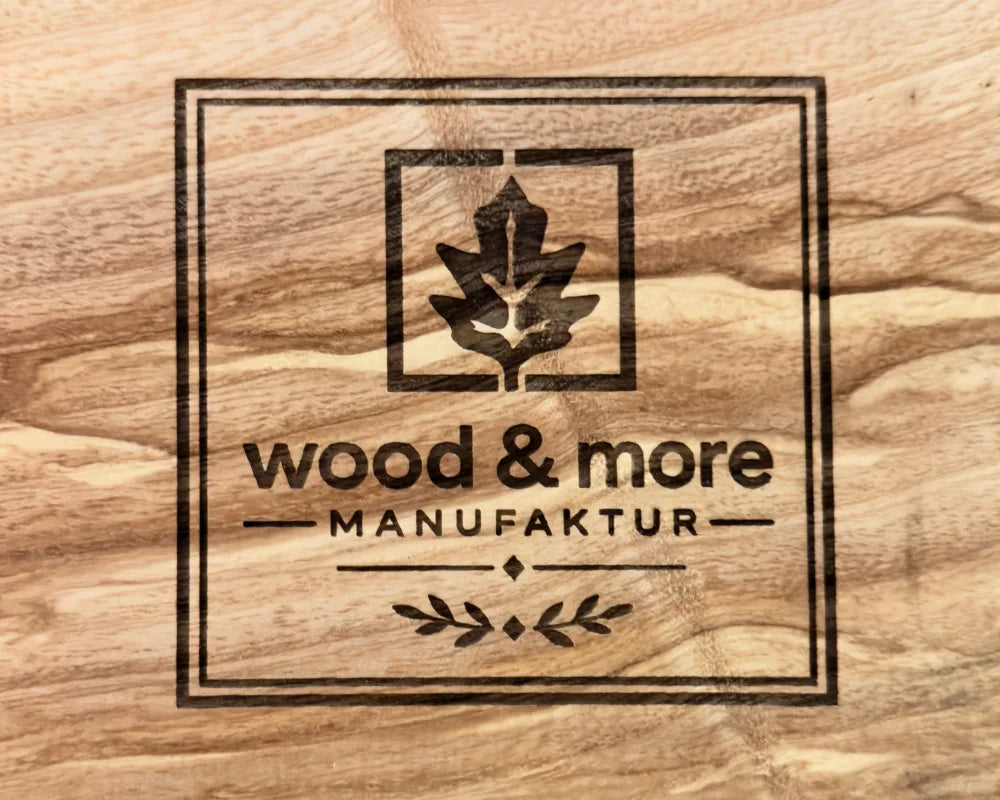 Individuelle Holzgravur auf Brett mit Logo, Motiv oder Wunschtext