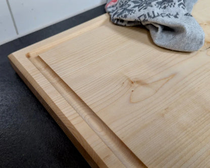 Detail der Ahorn-Maserung – handgearbeitetes Vollholzbrett, beidseitig nutzbar