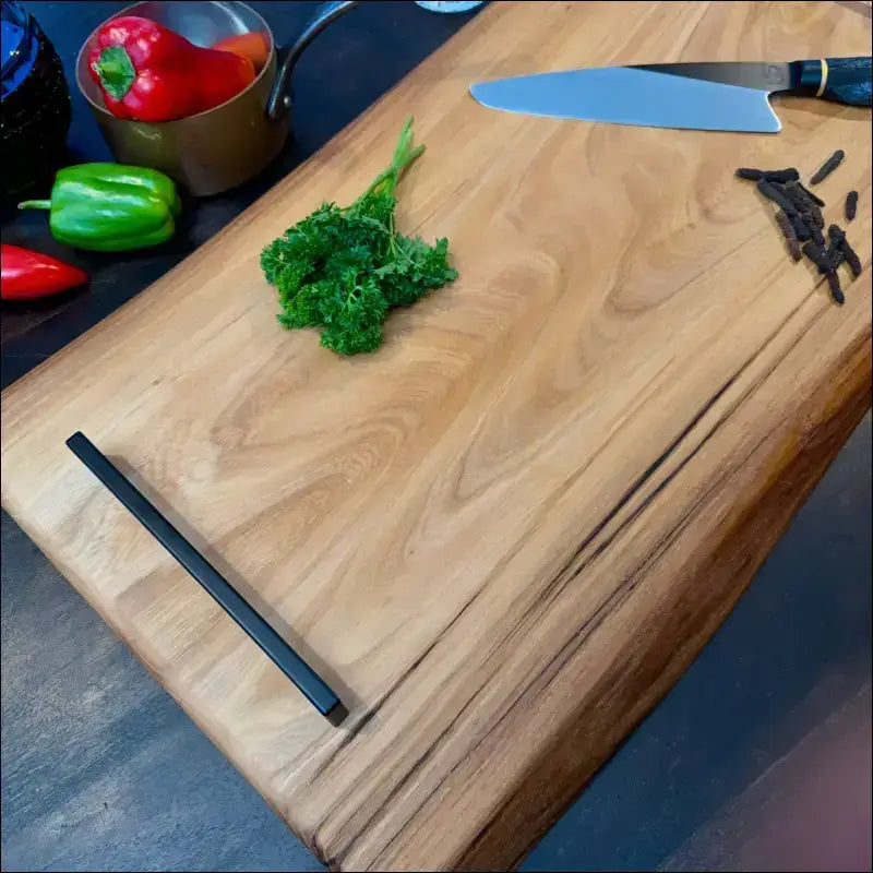 Holz-Schneidebrett mit dunkler Einlage, perfekt für den Unterschied Schneide- und Servierbrett.