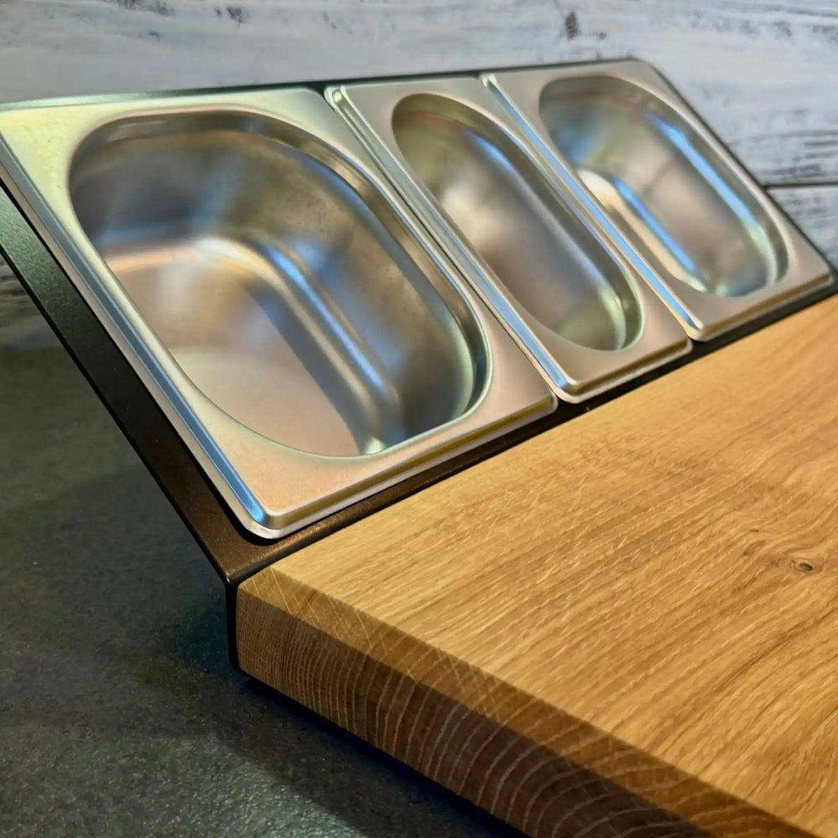 Chefstation aus Holz mit Edelstahl-GN-Behältern – Arbeitsstation für Küche und Grill
